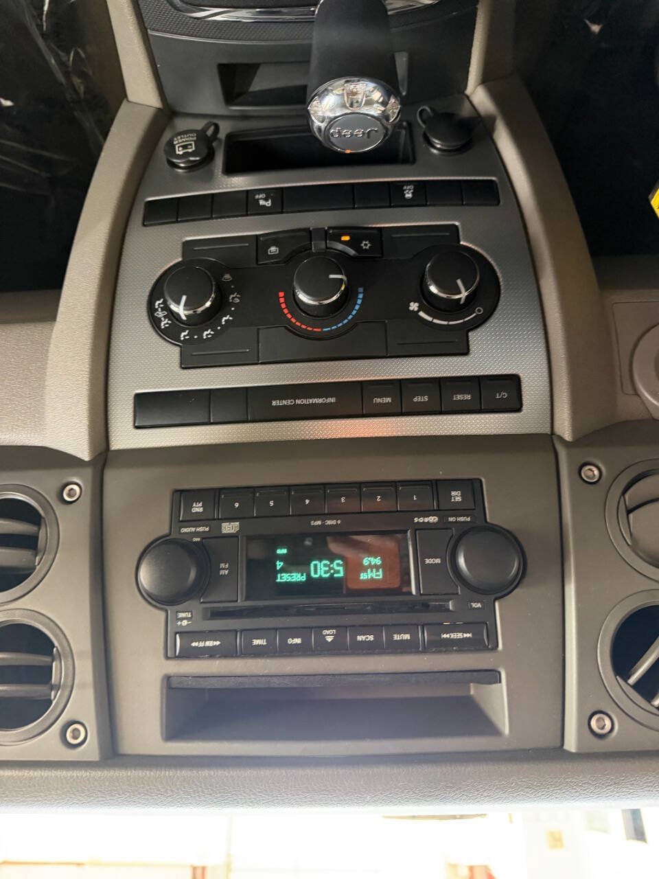 Used 2007 Jeep Commander Sport AWD/4WD image 28