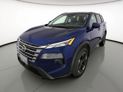 Used 2025 Nissan Rogue SV image 3