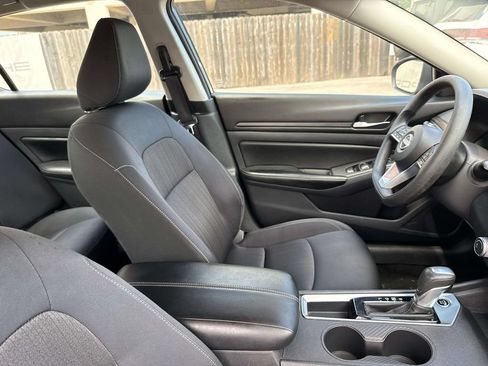 Used 2025 Nissan Altima 2.5 SV FWD image 10