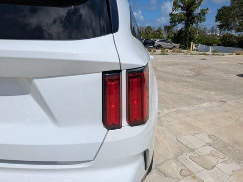 Certified 2023 Kia Sorento SX FWD image 11