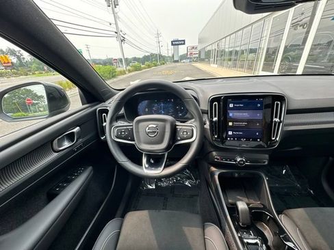 Certified 2025 Volvo XC40 B5 Plus AWD/4WD image 21