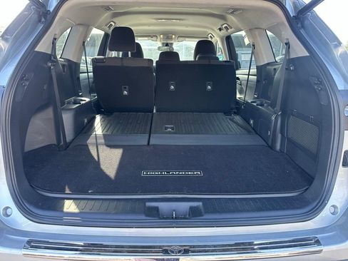Used 2022 Toyota Highlander LE image 6