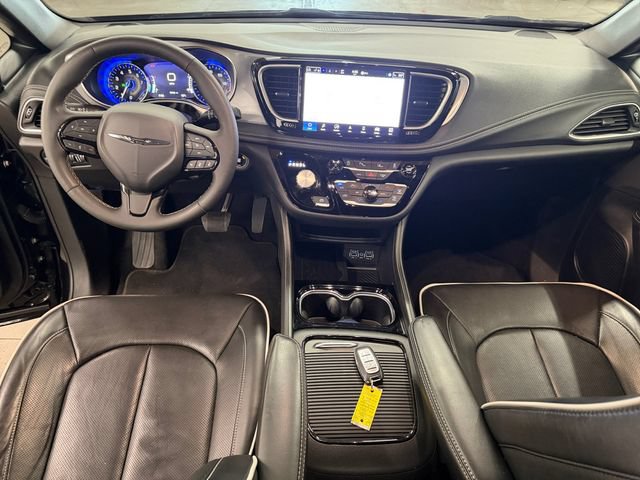 Used 2025 Chrysler Pacifica Limited FWD image 21