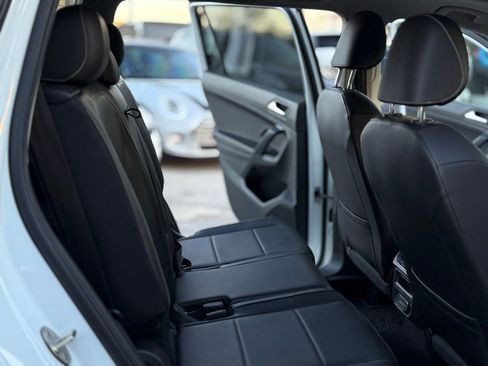 Used 2021 Volkswagen Tiguan SE w/ Panoramic Sunroof Package image 17