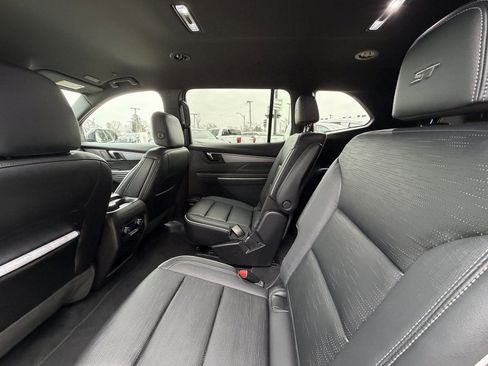 Used 2025 Buick Enclave Sport Touring image 5