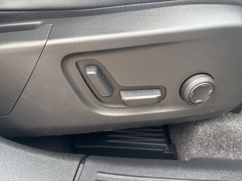 Certified 2025 Volvo XC40 B5 Plus image 40