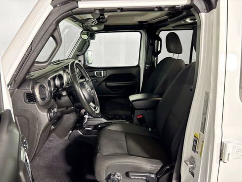 Used 2021 Jeep Gladiator Willys AWD/4WD image 11