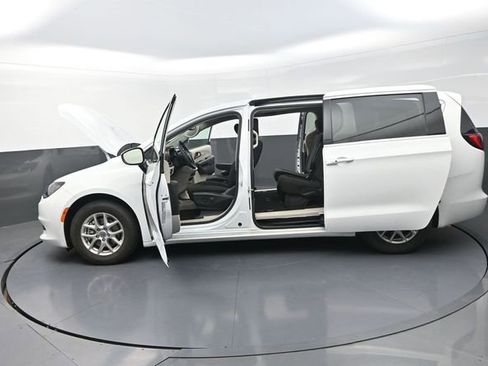 Used 2023 Chrysler Voyager LX image 42