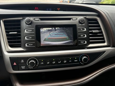 Used 2019 Toyota Highlander LE FWD image 28