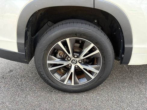Used 2017 Toyota Highlander LE image 33