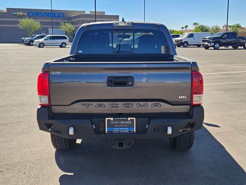 Used 2017 Toyota Tacoma TRD Sport w/ Tow Package (A/T) AWD/4WD image 4