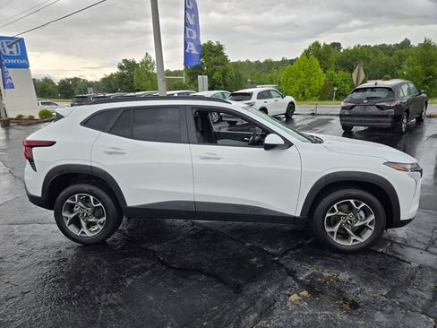 Used 2025 Chevrolet Trax LT w/ LT Convenience Package FWD image 8