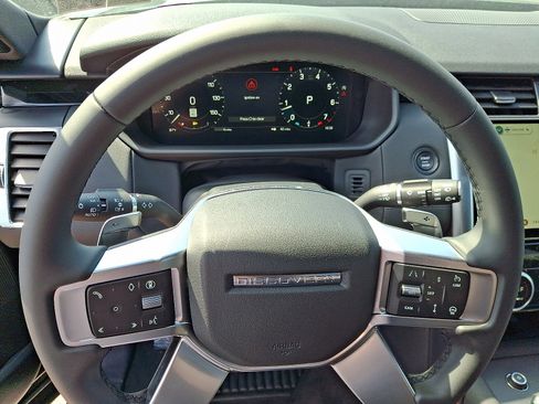 New 2025 Land Rover Discovery S image 18