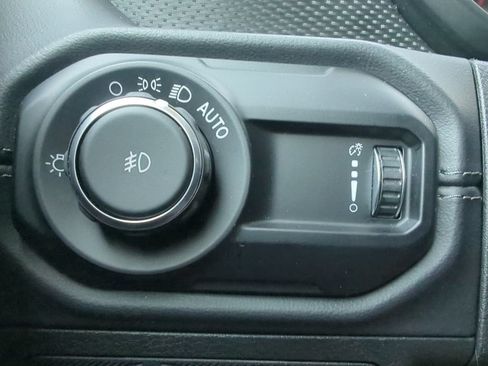 Used 2025 Jeep Wrangler Unlimited Rubicon w/ Convenience Group AWD/4WD image 32