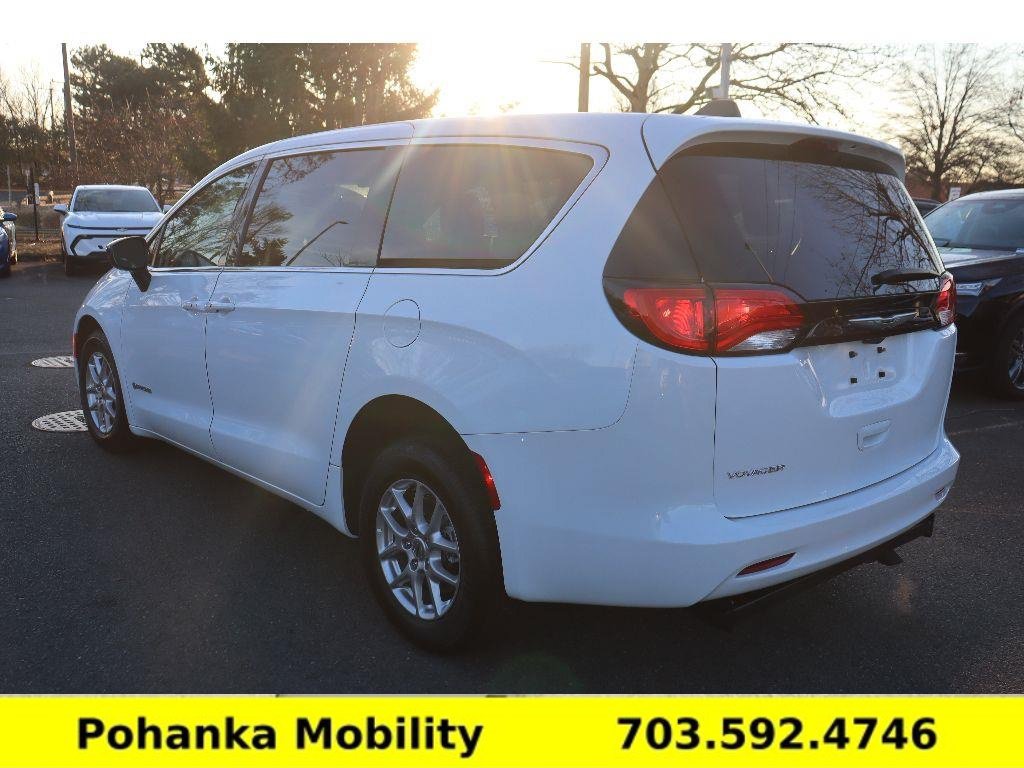 Used 2024 Chrysler Voyager LX FWD image 7