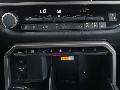 Used 2024 Toyota Tundra Limited AWD/4WD image 4