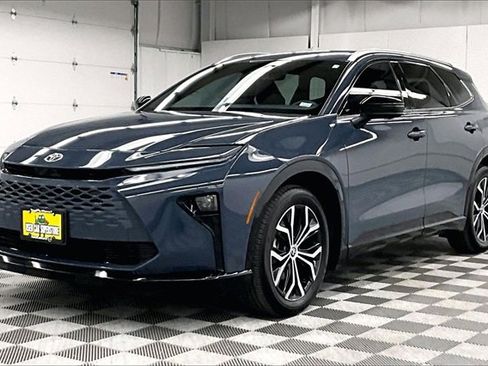 Used 2025 Toyota Crown Signia XLE image 11