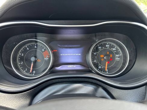 Used 2019 Jeep Cherokee Limited FWD image 28