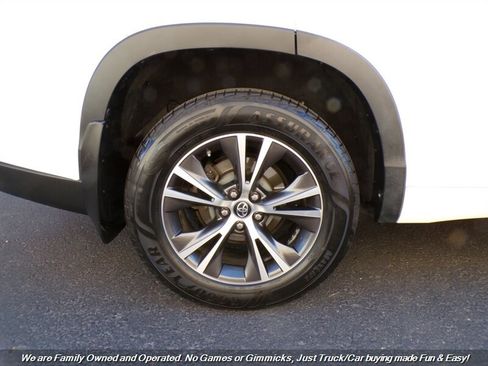 Used 2017 Toyota Highlander Plus w/ Carpet Mat Package image 44