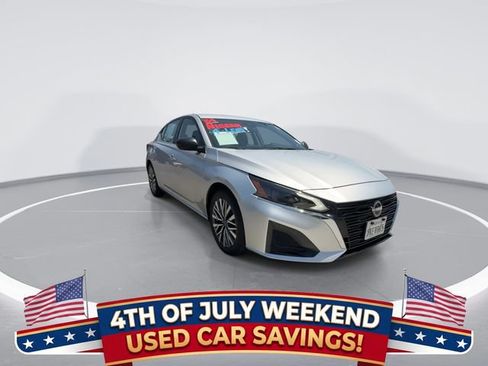 Used 2024 Nissan Altima 2.5 SV FWD image 2