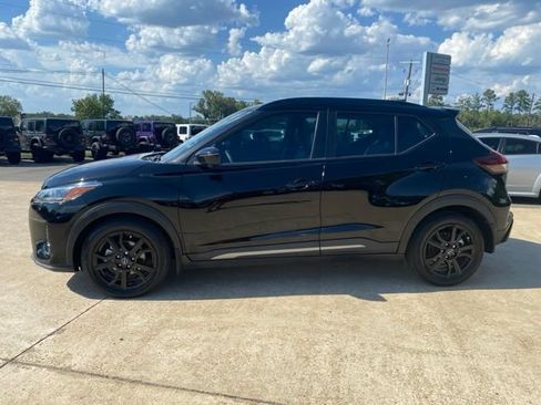 Used 2023 Nissan Kicks SR w/ SR Premium Package FWD image 3