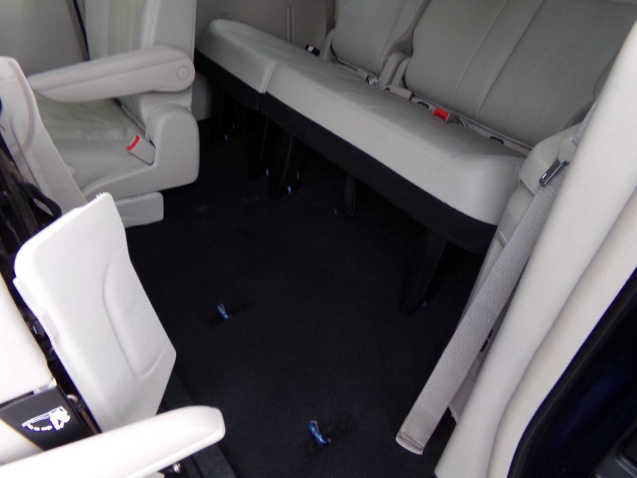 Used 2013 Chrysler Town & Country Touring FWD image 16