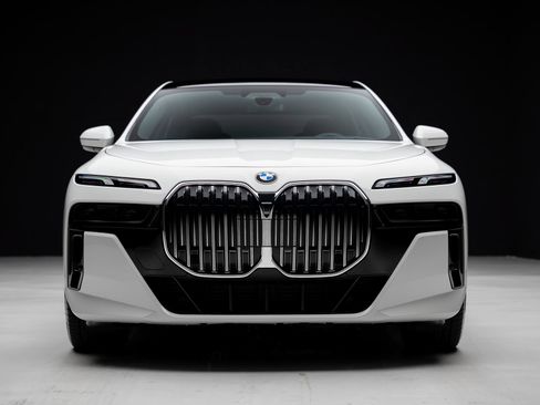 Used 2026 BMW 740i RWD image 8