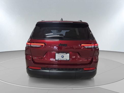 Used 2022 Jeep Grand Cherokee L Limited w/ Black Appearance Package AWD/4WD image 11
