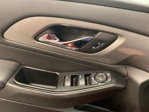 Used 2023 Chevrolet Traverse LT image 19