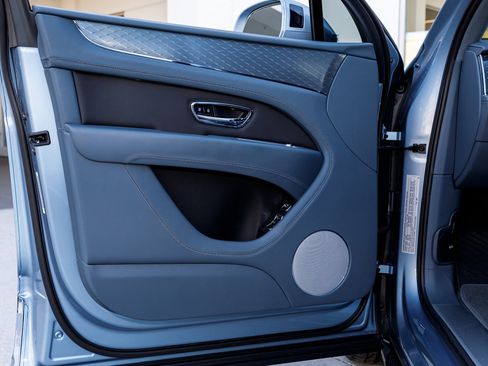 Used 2023 Bentley Bentayga image 7