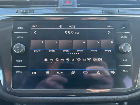 Used 2022 Volkswagen Tiguan SE image 23