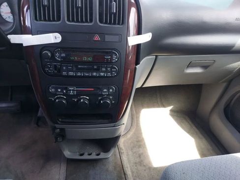 Used 2004 Chrysler Town & Country Touring image 14