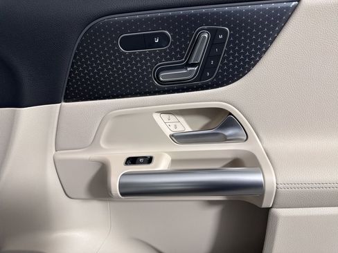 Certified 2025 Mercedes-Benz GLA 250 4MATIC image 15