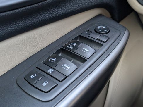 Certified 2019 Jeep Cherokee Latitude w/ Cold Weather Group image 23