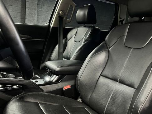 Used 2023 Kia Telluride EX w/ EX Captain's Chair Package AWD/4WD image 4