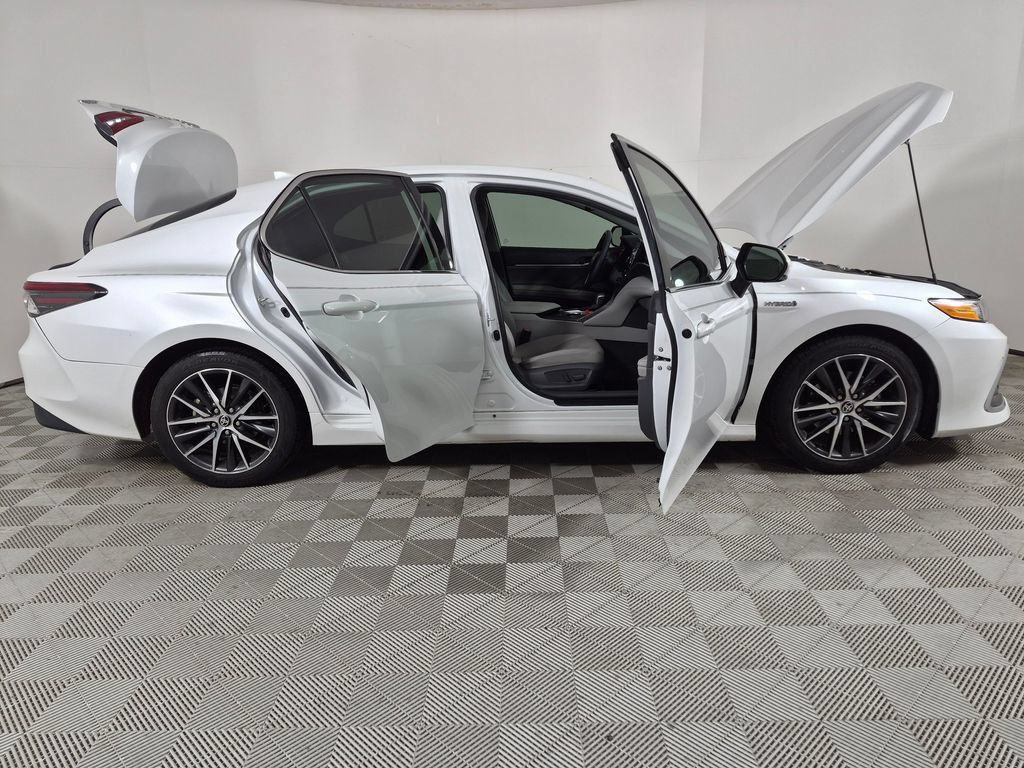Used 2021 Toyota Camry XLE w/ Navigation Upgrade Package FWD image 9