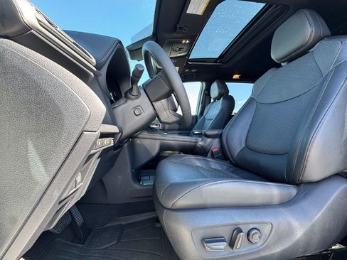 Used 2026 Toyota Sienna Platinum image 18