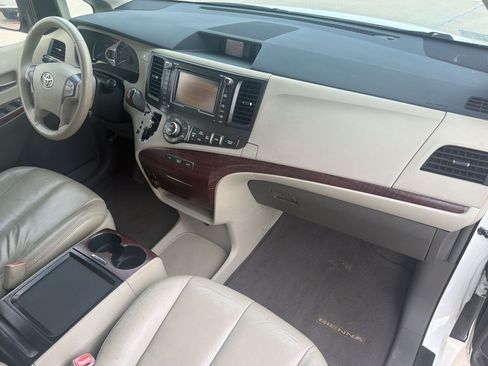 Used 2011 Toyota Sienna XLE w/ XLE Navigation Pkg FWD image 28