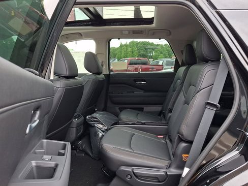 New 2026 Nissan Pathfinder SL w/ SL Premium Package AWD/4WD image 7