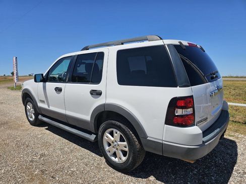 Used 2006 Ford Explorer XLT RWD image 3