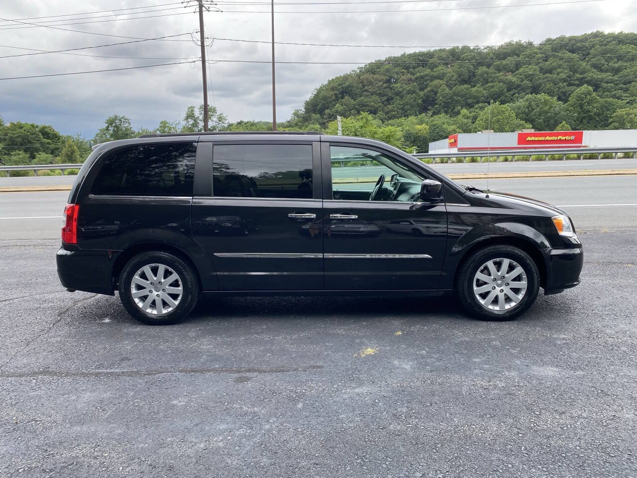 Used 2015 Chrysler Town & Country Touring w/ Driver Convenience Group FWD image 5