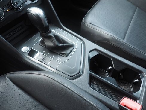 Used 2020 Volkswagen Tiguan SE image 11