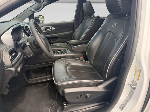 Used 2025 Chrysler Pacifica Limited FWD image 10
