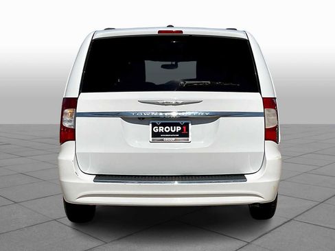 Used 2014 Chrysler Town & Country Touring image 4