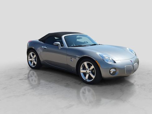 Used 2006 Pontiac Solstice Convertible w/ Premium Package RWD image 2