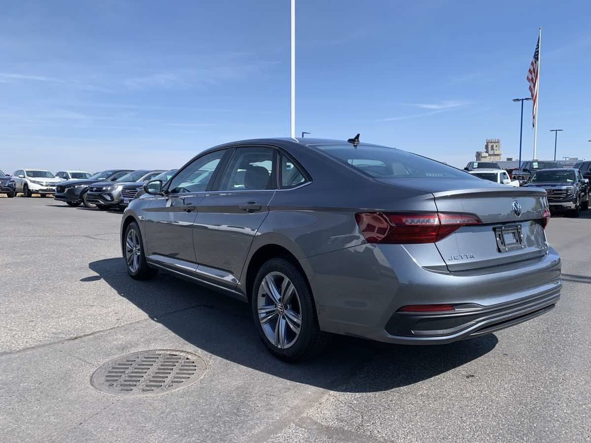 Used 2024 Volkswagen Jetta SE FWD image 5