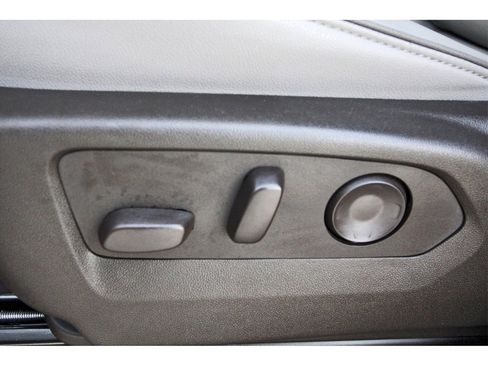 Used 2024 GMC Yukon SLT w/ SLT Premium Package image 30