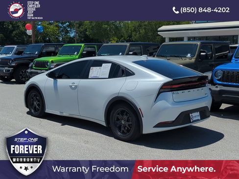 Used 2025 Toyota Prius LE FWD image 4