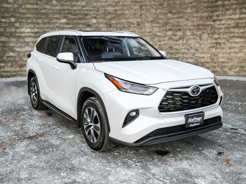 Certified 2023 Toyota Highlander XLE image 2