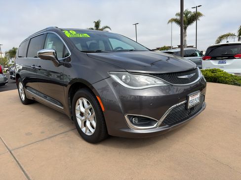 Used 2020 Chrysler Pacifica Limited w/ Advanced Safetytec Group FWD image 3